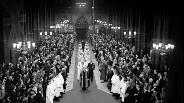Na Westminster Abbey ka Ezenwaanyị Elizabeth II na di ya Ọparaeze Edinburgh mare alụmdịnanwụnye n'afọ 1947