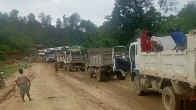 ကလေးဝမြို့ အနီး မဟာမြိုင်လမ်းမှာ ပိတ်မိနေသော ကားများ ( ပုံဟောင်း)