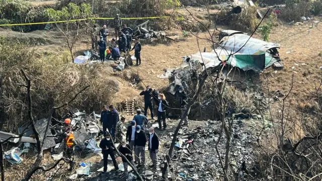 दुर्घटनास्थलमा पुगेका फ्रान्स र एटीआर कम्पनिका अनुसन्धानकर्ताहरू