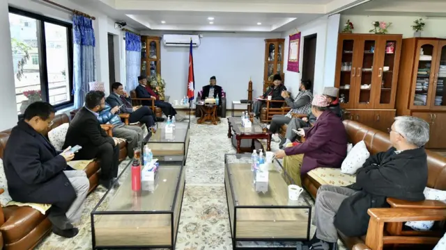 राष्ट्रपतिले सरकार गठनका लागि दिएको समय सकिनु अघि नेताहरू केपी ओली निवासमा जम्मा भएका हुन्