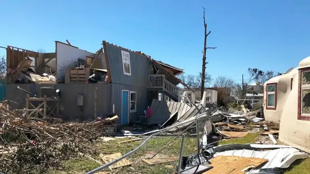 Ngôi nhà tròn của Margaret Clayton vẫn còn nguyên vẹn khi cơn bão Michael đổ bộ vào Florida, trong khi ngôi nhà của hàng xóm bà "phát nổ"