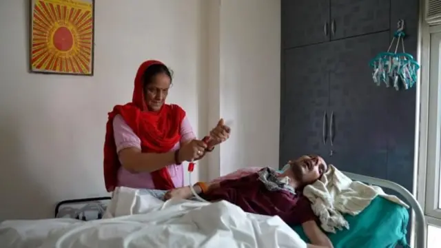 आई निर्माला राना हरीशला फूड पाईपद्वारे अन्न देताना