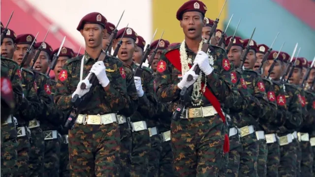 တပ်မတော်နေ့အခမ်းအနားမှာ စစ်ရေးပြနေတဲ့ စစ်သားတွေ