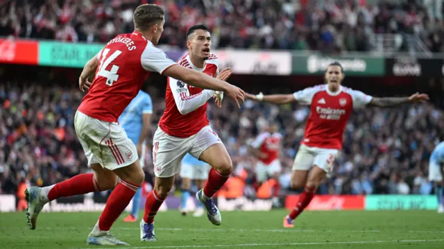 Arsenal'den Gabriel Martinelli, Emirates Stadyumu'nda Manchester City'ye karşı geç eşitlik golünü kutladı