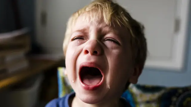 Un niño llora.