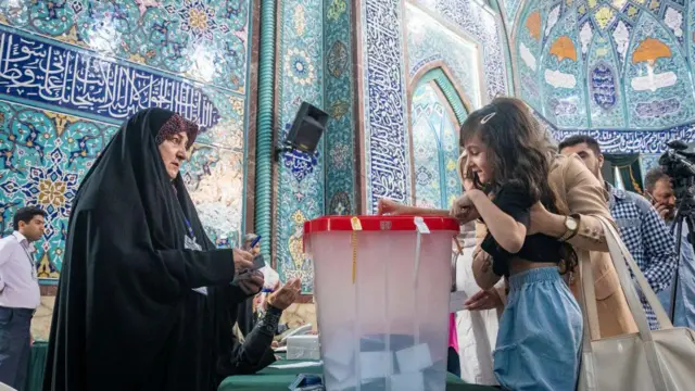 Иранцы на избирательных участках 