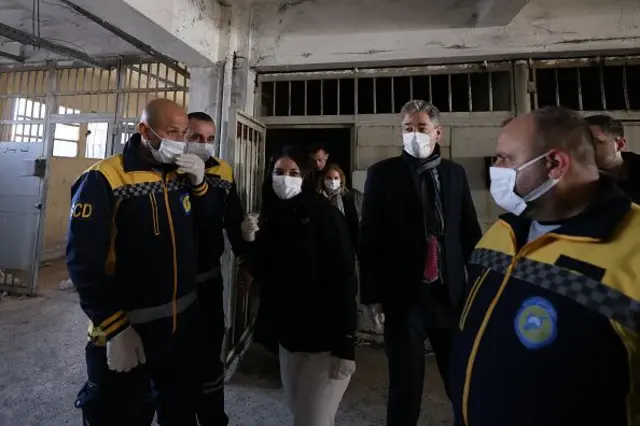 وزيرة الخارجية الألمانية أنالينا بيربوك تزور سجن صيدنايا شمال دمشق، برفقة أعضاء من فرق الإنقاذ السوريين المعروفين باسم "الخوذ البيضاء"