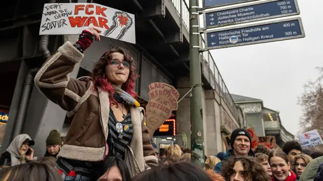 ဒီဇင်ဘာ ၅ ရက်က ဘာလင်မှာ ပြုလုပ်တဲ့ စစ်မှုထမ်းဆန့်ကျင်ဆန္ဒပြပွဲမှာ ကျောင်းသားတွေဆန္ဒပြ