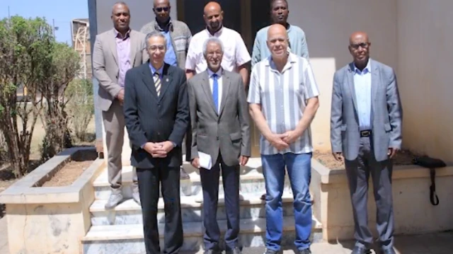 ኣሰልጣኒ ኮሓ ሓሺም ያኪኒ (ማእከል) ምስ ኣምባሳደር ግብጺ ኣብ ኤርትራ ብምዃን ምስ ሰብመዚ ስፖርት ኤርትራ ደው ኢሎም ኣብ መደያይቦ ቤትጽሕፈት ስፖርትን ባህልን ኤርትራ እናተሳእሉ