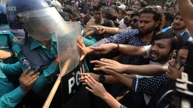 মুখোমুখি পুলিশ ও বিক্ষোভকারীরা। মঙ্গলবারের ছবি