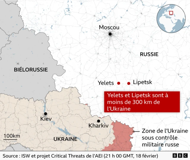 Une carte montrant certaines parties de la Russie, de l'Ukraine et de la Biélorussie. Moscou est indiquée au nord, avec Yelets et Lipetsk mises en évidence au sud. Une étiquette rouge indique que Yelets et Lipetsk se trouvent à moins de 300 km de l'Ukraine. La carte montre également Kiev et Kharkiv en Ukraine, avec une zone dans l'est de l'Ukraine ombrée pour indiquer le territoire sous contrôle militaire russe. Un petit globe en encart met en évidence l'emplacement de la région.
