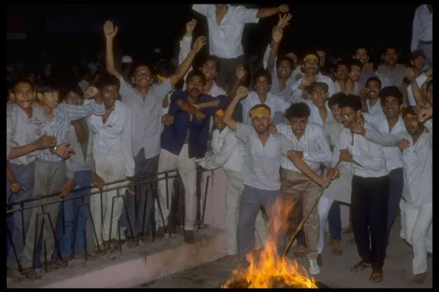 1990 में मंडल कमीशन की सिफारिशें लागू करने की घोषणा का भारी विरोध हुआ था