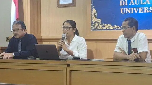 Ketua Unit Komunikasi Publik Unud, Ni Nyoman Dewi Pascarani, saat Konferensi Pers Universitas Udayana di Denpasar, Senin (20/10/2025). 