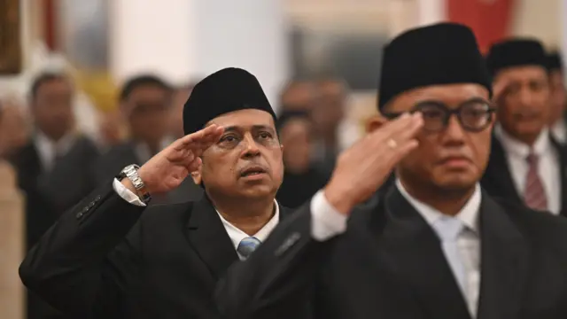 Kepala Badan Penyelenggara Jaminan Produk Halal Haikal Hassan (kiri) dan Wakil Kepala Badan Penyelenggara Haji Dahnil Anzar Simanjuntak (kanan) melakukan sikap hormat saat dilantik Presiden Prabowo Subianto di Istana Negara, Jakarta, Selasa (22/10/2024). 