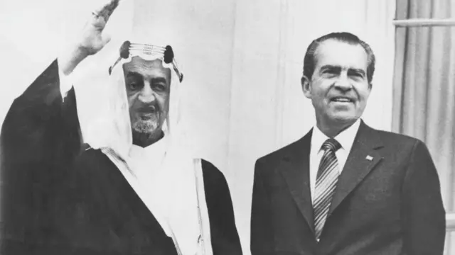 ਸਾਊਦੀ ਅਰਬ ਦੇ ਸ਼ਾਹ ਫੈਸਲ (ਖੱਬੇ) ਅਤੇ ਅਮਰੀਕੀ ਰਾਸ਼ਟਰਪਤੀ ਰਿਚਰਡ ਨਿਕਸਨ (ਸੱਜੇ)