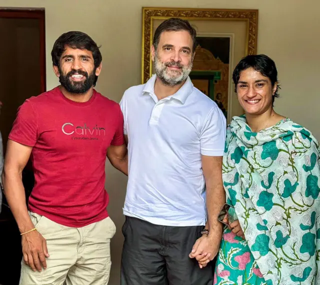 बजरंग पुनिया, राहुल गांधी आणि विनेश फोगाट.