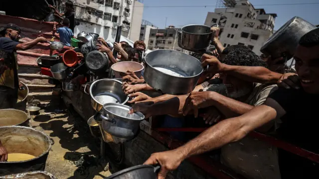 توزيع غذاء على فلسطينيين في غزة وسط تحذيرات من مجاعة في القطاع المدمر