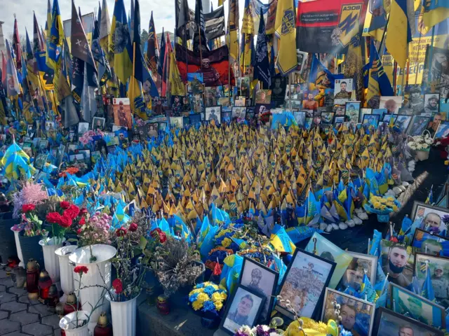 Стихійний меморіал на Майдані