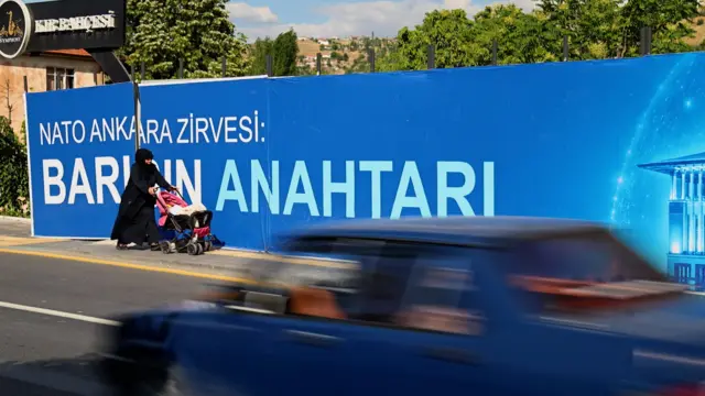 NATO Zirvesi'nin resmi sloganlarından biri "Barışın Anahtarı"