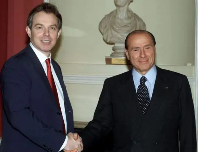 Berlusconi yakirwa na Tony Blair muri Downing Street i London mu 2001