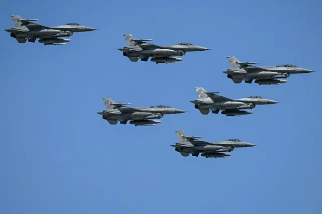 Літаки на військовому параді в Польщі 15 серпня 2025 року