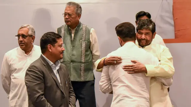 चिराग पासवान ने आख़िरकार अपने चाचा को मात दे दी और पशुपति पारस का हाथ खाली रह गया.