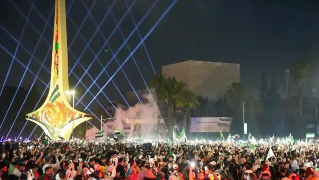 انبوه مردم در حال شادی در میدان اموی که نورپراکنی شده