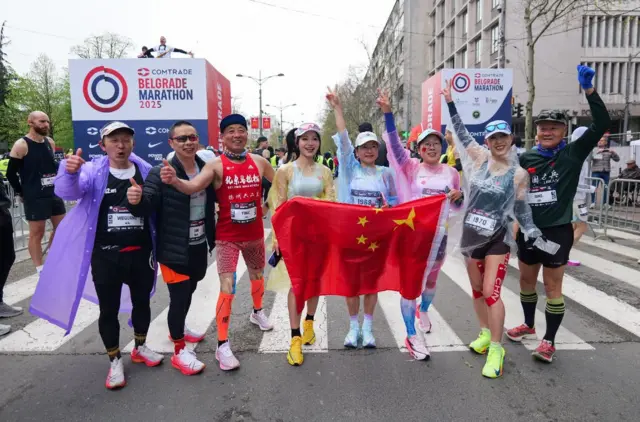 Trkači drže zastavu Kine