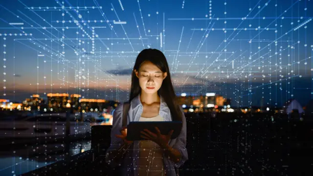 Kobieta korzysta ze sztucznej inteligencji na swoim tablecie.