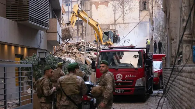 पिछले कुछ घंटों में इसराइल ने लेबनान की राजधानी बेरूत समेत कई जगहों पर भीषण हवाई हमले किए जिसमें 180 से ज़्यादा लोगों की मौत हो गई