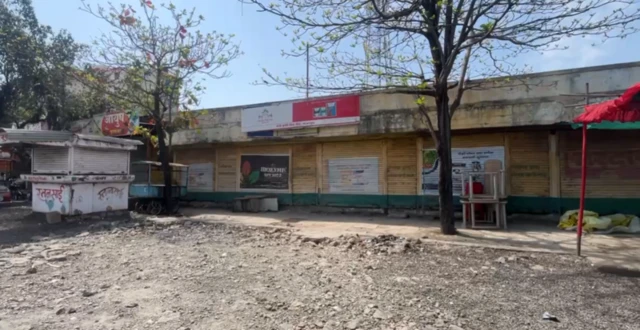 संतोष देशमुख यांना मारहाण करतानाचे फोटो व्हायरल झाल्यानंतर बीडमधील केज येथे तणावपूर्ण शांतता होती.