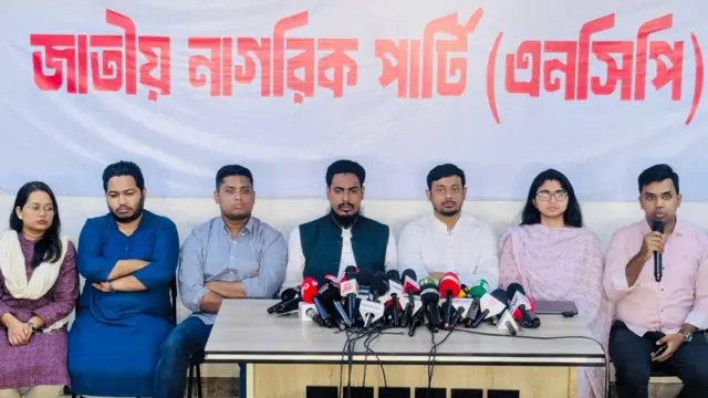 সংবাদ সম্মেলনে দলের নেতা আখতার হোসেন, নাসির উদ্দিন পাটোয়ারি, তাসনিম জারা, হাসনাত আব্দুল্লাহসহ অন্য নেতারা বসে আছেন।