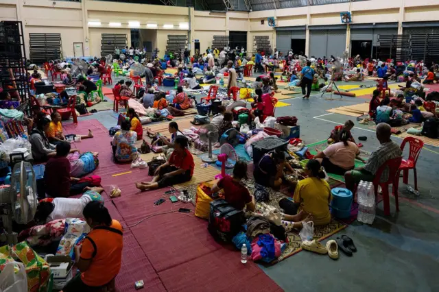 ศูนย์พักพิงชั่วคราวที่ มรภ.สุรินทร์ 