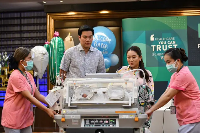 ภาพแรกก่อนการออกมาแถลงข่าวร่วมกับนายปิฎก สุขสวัสดิ์ สามีของเธอหลังจากที่เธอคลอดลูกชายคนแรก และหลานคนที่ 7 ของตระกูลชินวัตร เมื่อวันที่ 1 พ.ค.ที่ผ่านมา เพื่อบอกเล่าถึงความพร้อมในการกลับมาสู้ศึกเลือกตั้งอีกครั้ง 