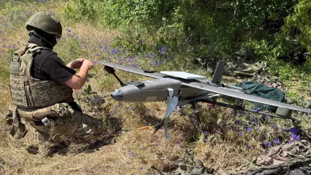 Український військовослужбовець налаштовує безпілотник Hornet