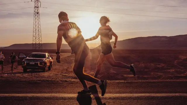 یکی از معدود قوانین مسابقه این بود یک دونده از هر تیم همواره باید در جاده و در حرکت باشد