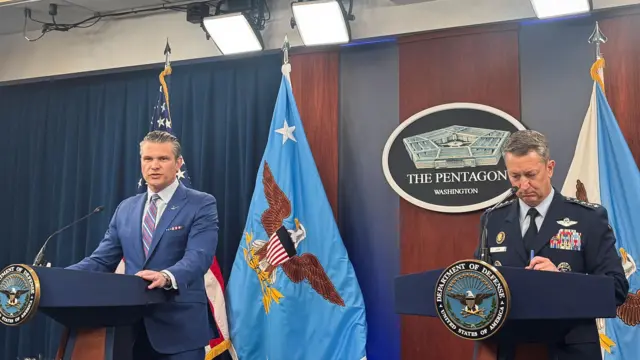 पेन्टागनमा आयोजित पत्रकार सम्मेलनमा रक्षामन्त्री पिट हेग्सेथ (बाँया) तथा अमेरिकी सेनाका चेअरम्यान अफ जोइन्ट चीफ अफ स्टाफ जेनरल ड्यान केन
