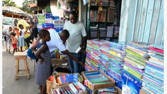 Aworan ṣọọbu itawe ati awọn eeyan to wa nibẹ