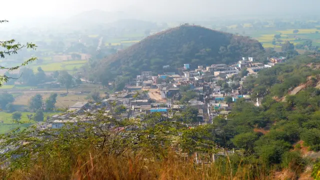 अरावली के पहाड़ों की तलहटी में बसा अलवर का ललावंडी गांव 