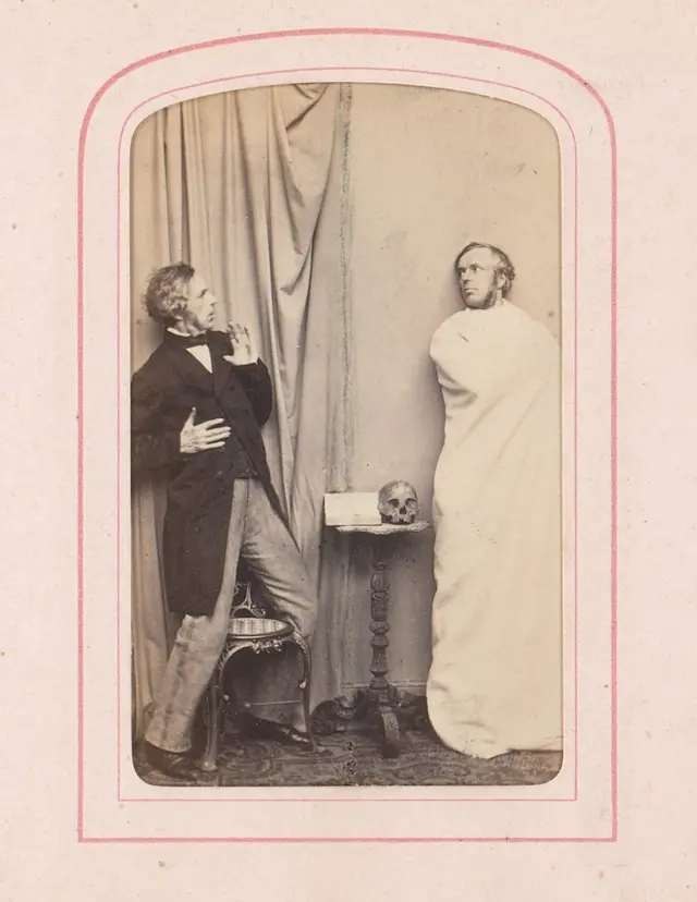 자신의 얼굴을 한 남성에 놀라는 또 다른 남성의 모습