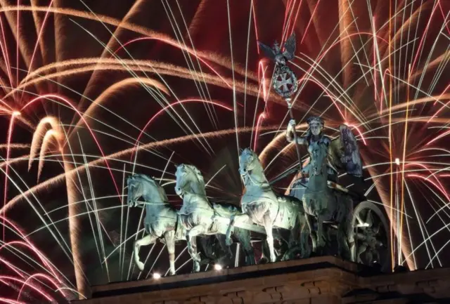 Берлиндеги Бранденбург дарбазасынын үстүндөгү салют