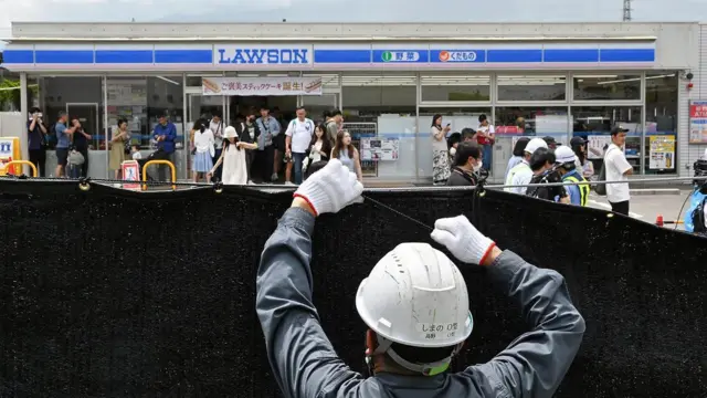 شخص يقوم بنصب حاجز