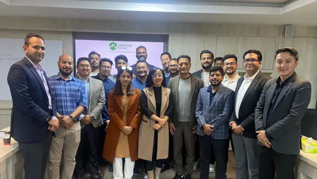 ग्रोथएक्स एभरेस्ट एक्सेलेटर नामक एक स्टार्ट अपमा संलग्न युवा उद्यमीहरू 