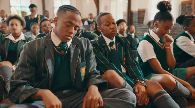 Une scène dans le cadre fictif du lycée d'Olifantsfontein.