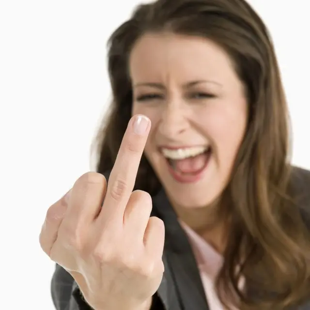 Mujer riéndose y haciendo pistola