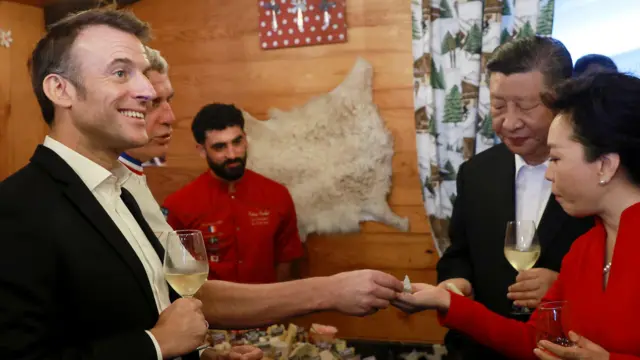 Макрон и Си с женой Пэн Лиюань выпивают в Пиренеях в мае 2024 года