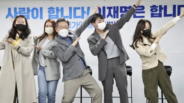 지난해 12월 이재명 더불어민주당 대선후보와 영입인재 MZ세대 4인