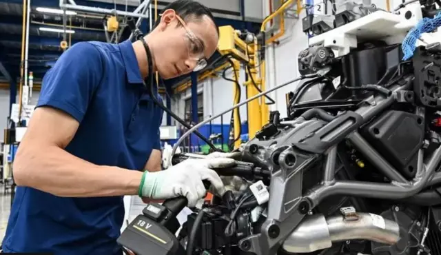 फैक्ट्री में काम करता एक वियतनामी युवा