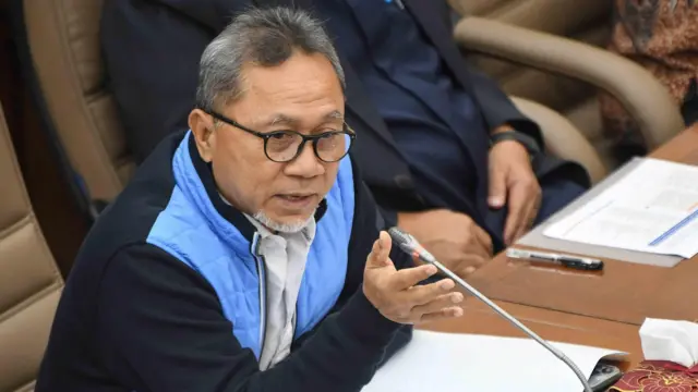Menteri Perdagangan Zulkifli Hasan menyampaikan paparan saat rapat kerja bersama Komisi VI DPR terkait ketersediaan dan stok pangan di kompleks Parlemen, Jakarta, Rabu (13/03).