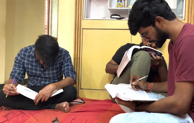 ప్రిపేర్ అవుతున్న విద్యార్థులు